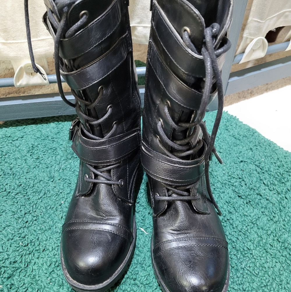 (3081) ID Required, Women's Size 7.5 Black Boot 👢